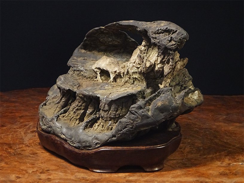 花◇著名水石家の愛蔵品 瀬田川石 島形石 鑑賞石 8.5キロ 唐木製 花◇著名水石家の愛蔵品 瀬田川石 島形石 鑑賞石 8.5キロ 唐木製