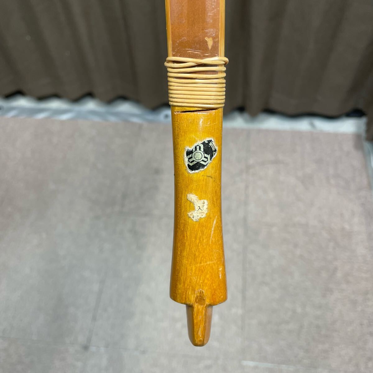 ZS-1136】弓道 竹弓「小倉紫峯 作」全長約223cm 重量約490g 弓力 ZS-1136】弓道 竹弓「小倉紫峯 作」全長約223cm 重量約490g 弓力