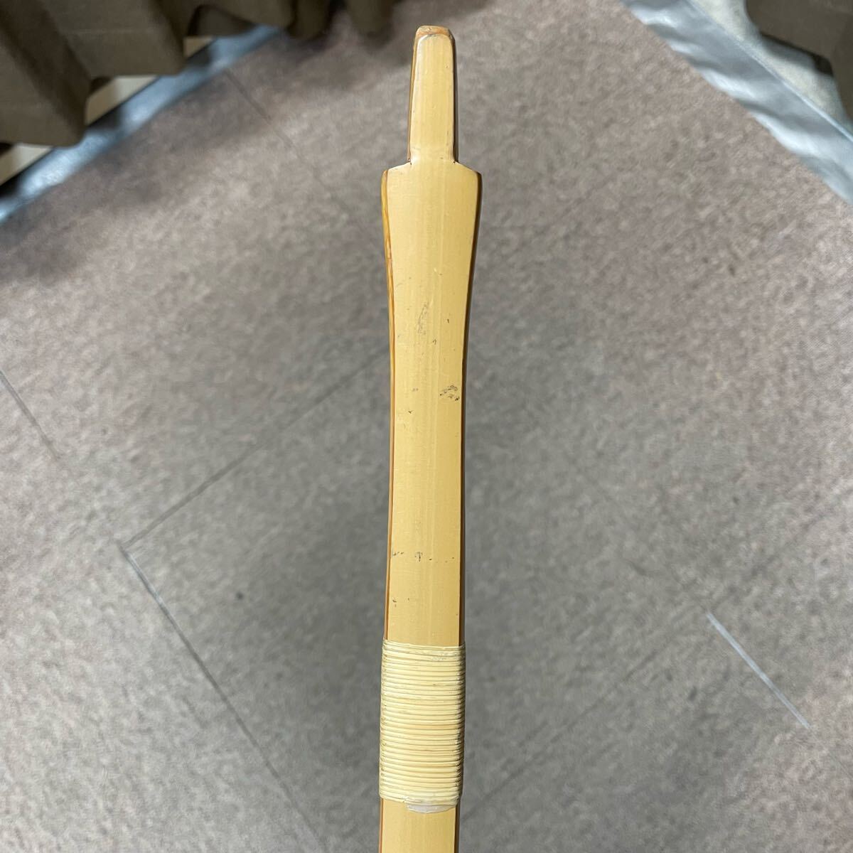 ZS-1136】弓道 竹弓「小倉紫峯 作」全長約223cm 重量約490g 弓力 ZS-1136】弓道 竹弓「小倉紫峯 作」全長約223cm 重量約490g 弓力