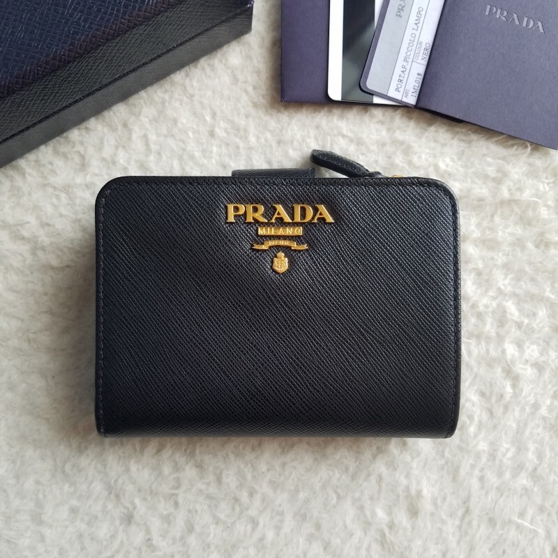 新品 PRADA プラダ サフィアーノレザー コンパクト 2つ折り財布 新品 PRADA プラダ サフィアーノレザー コンパクト 2つ折り財布