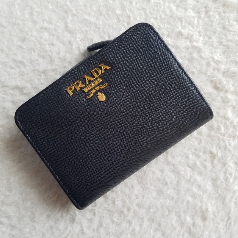 新品 PRADA プラダ サフィアーノレザー コンパクト 2つ折り財布 新品 PRADA プラダ サフィアーノレザー コンパクト 2つ折り財布