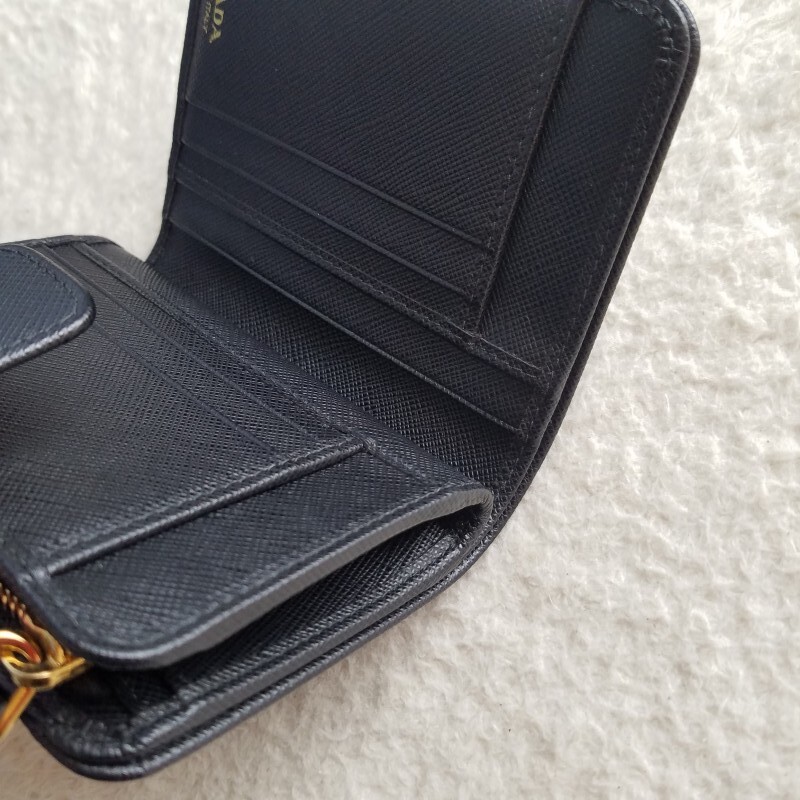 新品 PRADA プラダ サフィアーノレザー コンパクト 2つ折り財布 新品 PRADA プラダ サフィアーノレザー コンパクト 2つ折り財布