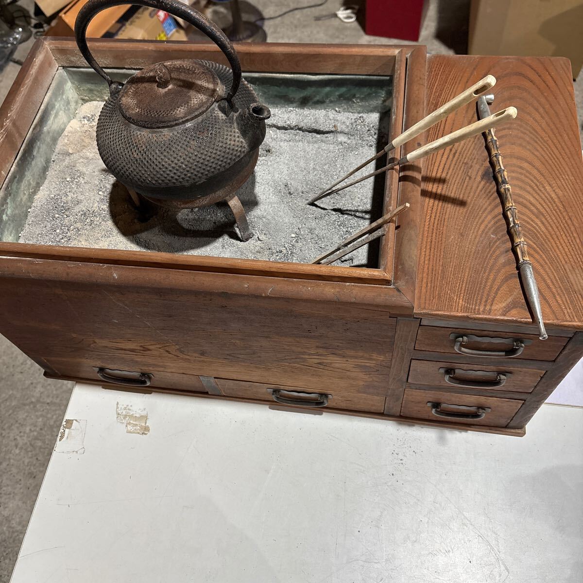 火鉢 鉄瓶 キセル 鉄器 アンティーク 昭和レトロ 火鉢サイズ横約 火鉢 鉄瓶 キセル 鉄器 アンティーク 昭和レトロ 火鉢サイズ横約