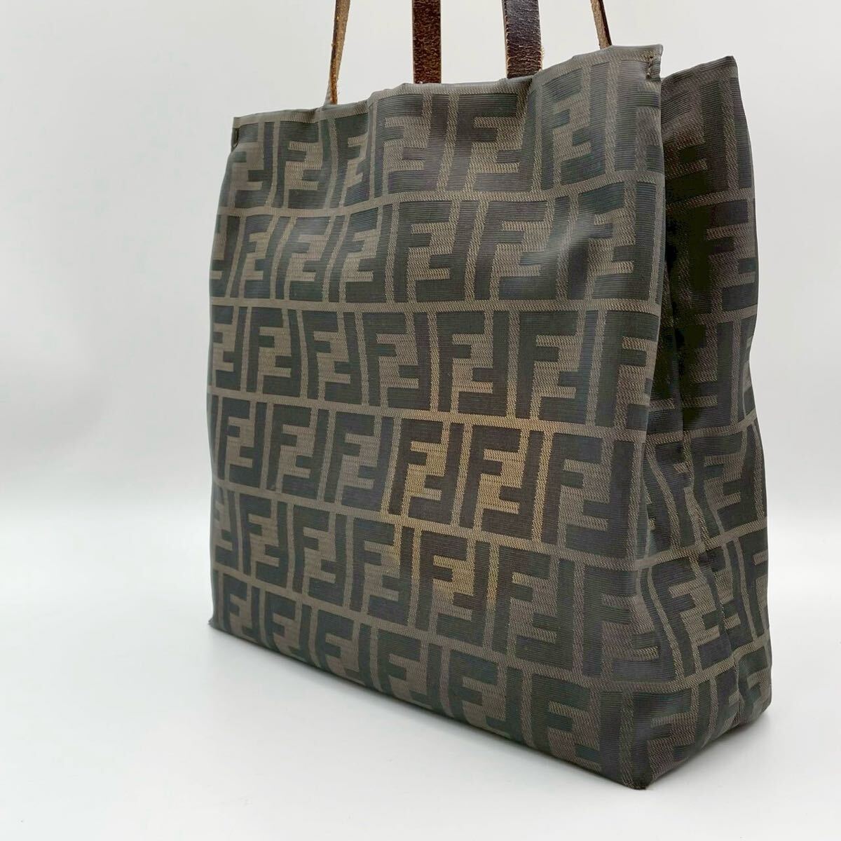 訳あり品 フェンディ トートバッグ ズッカ柄 ブラウン 軽量 訳あり品 フェンディ トートバッグ ズッカ柄 ブラウン 軽量