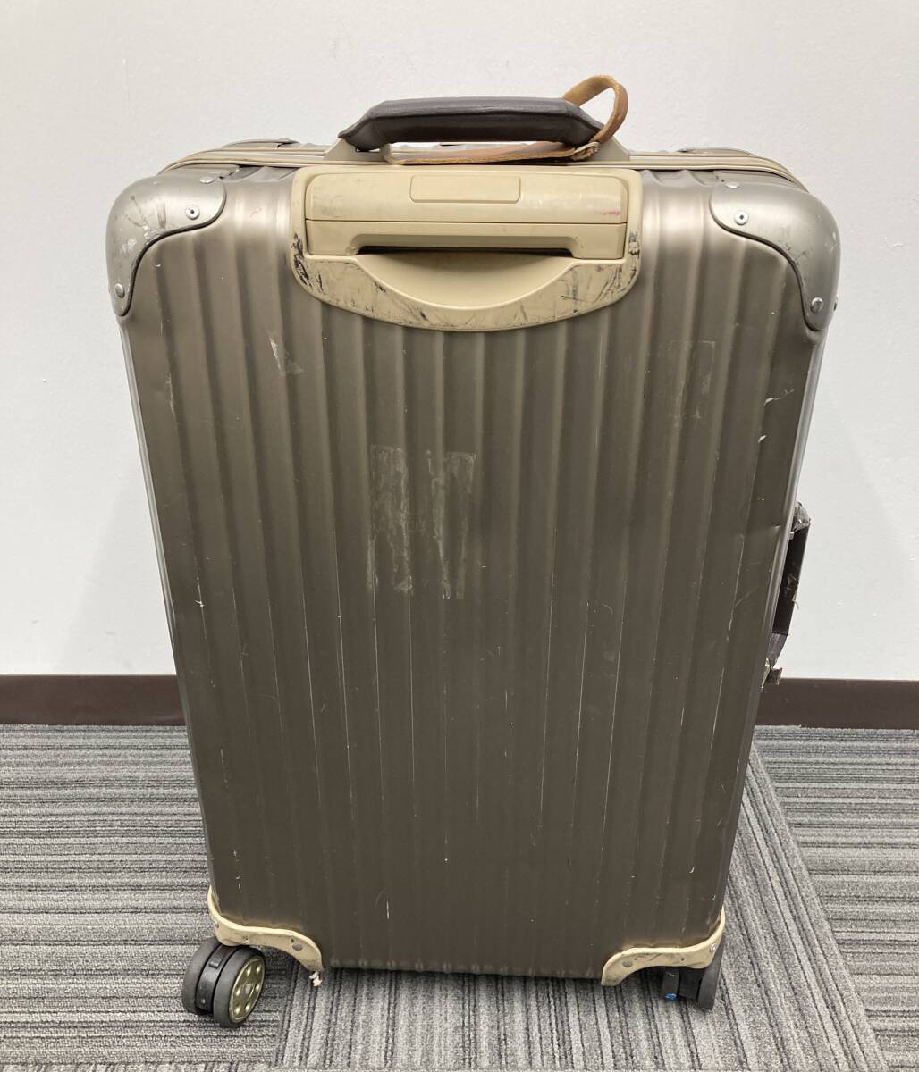 RIMOWA スーツケース (縦:約60cm 横:約40cm) ※鍵なし ※凹み RIMOWA スーツケース (縦:約60cm 横:約40cm) ※鍵なし ※凹み
