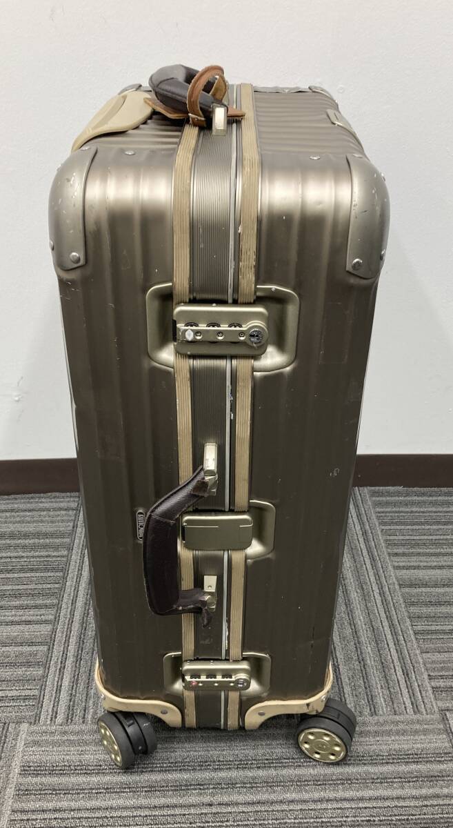 RIMOWA スーツケース (縦:約60cm 横:約40cm) ※鍵なし ※凹み RIMOWA スーツケース (縦:約60cm 横:約40cm) ※鍵なし ※凹み