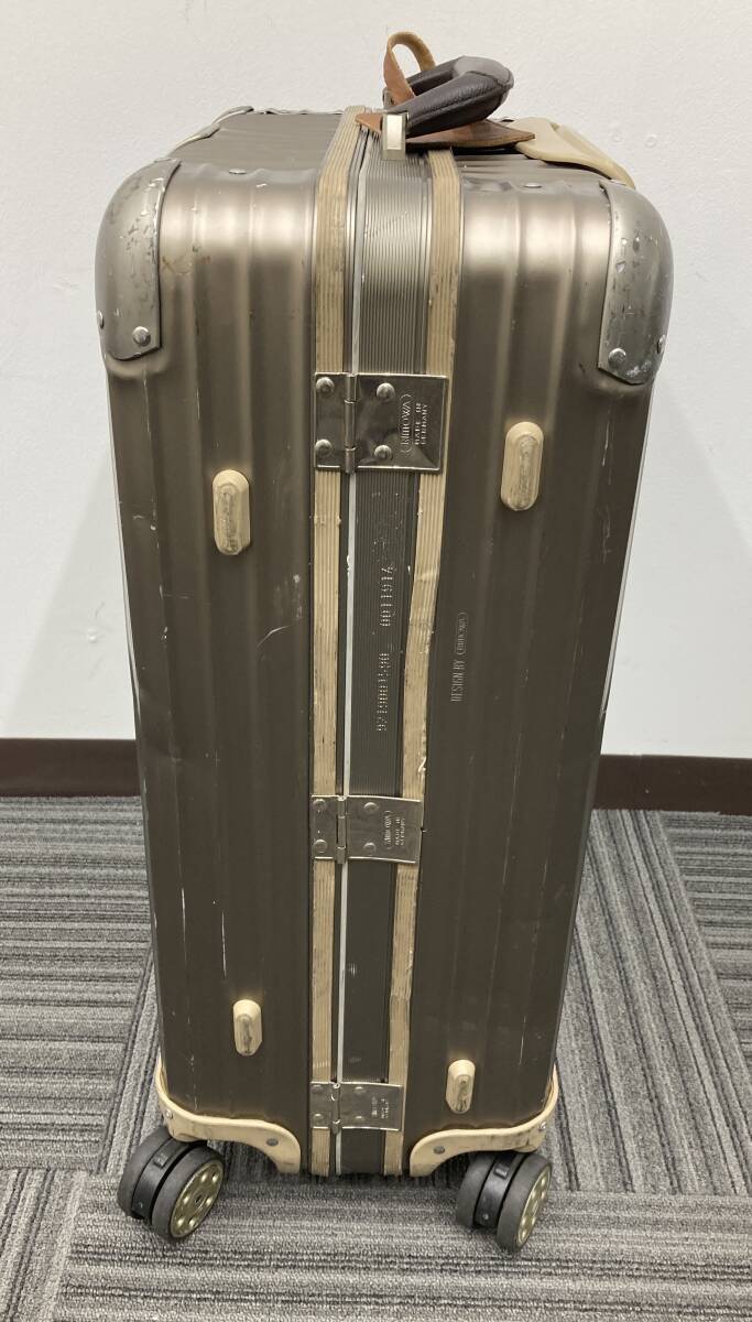 RIMOWA スーツケース (縦:約60cm 横:約40cm) ※鍵なし ※凹み RIMOWA スーツケース (縦:約60cm 横:約40cm) ※鍵なし ※凹み