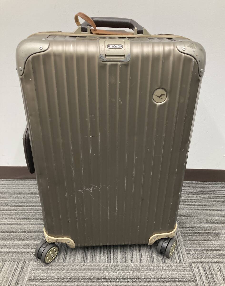 RIMOWA スーツケース (縦:約60cm 横:約40cm) ※鍵なし ※凹み RIMOWA スーツケース (縦:約60cm 横:約40cm) ※鍵なし ※凹み
