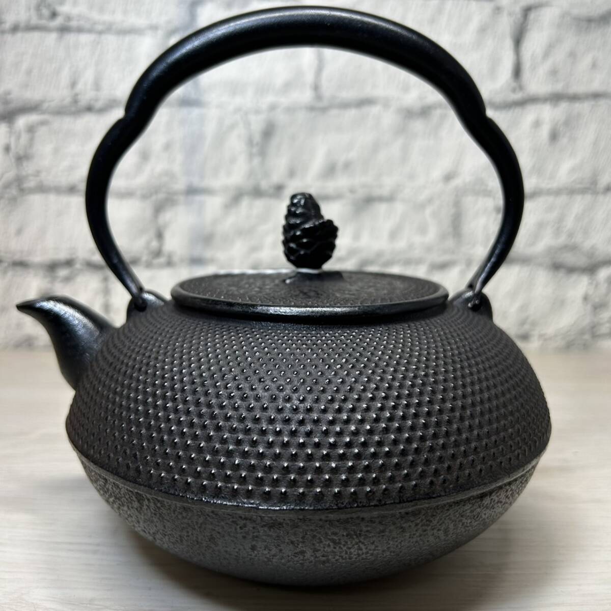 YH-2225】未使用保管品 本場盛岡岩鋳 南部鉄器 平六アラレ 14型 YH-2225】未使用保管品 本場盛岡岩鋳 南部鉄器 平六アラレ 14型