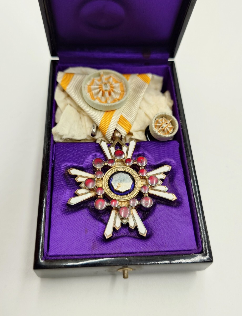 勲章 勲四等瑞宝章 勲4等 瑞宝章 共箱 当時物(勲章)|売買され 勲章 勲四等瑞宝章 勲4等 瑞宝章 共箱 当時物(勲章)|売買され
