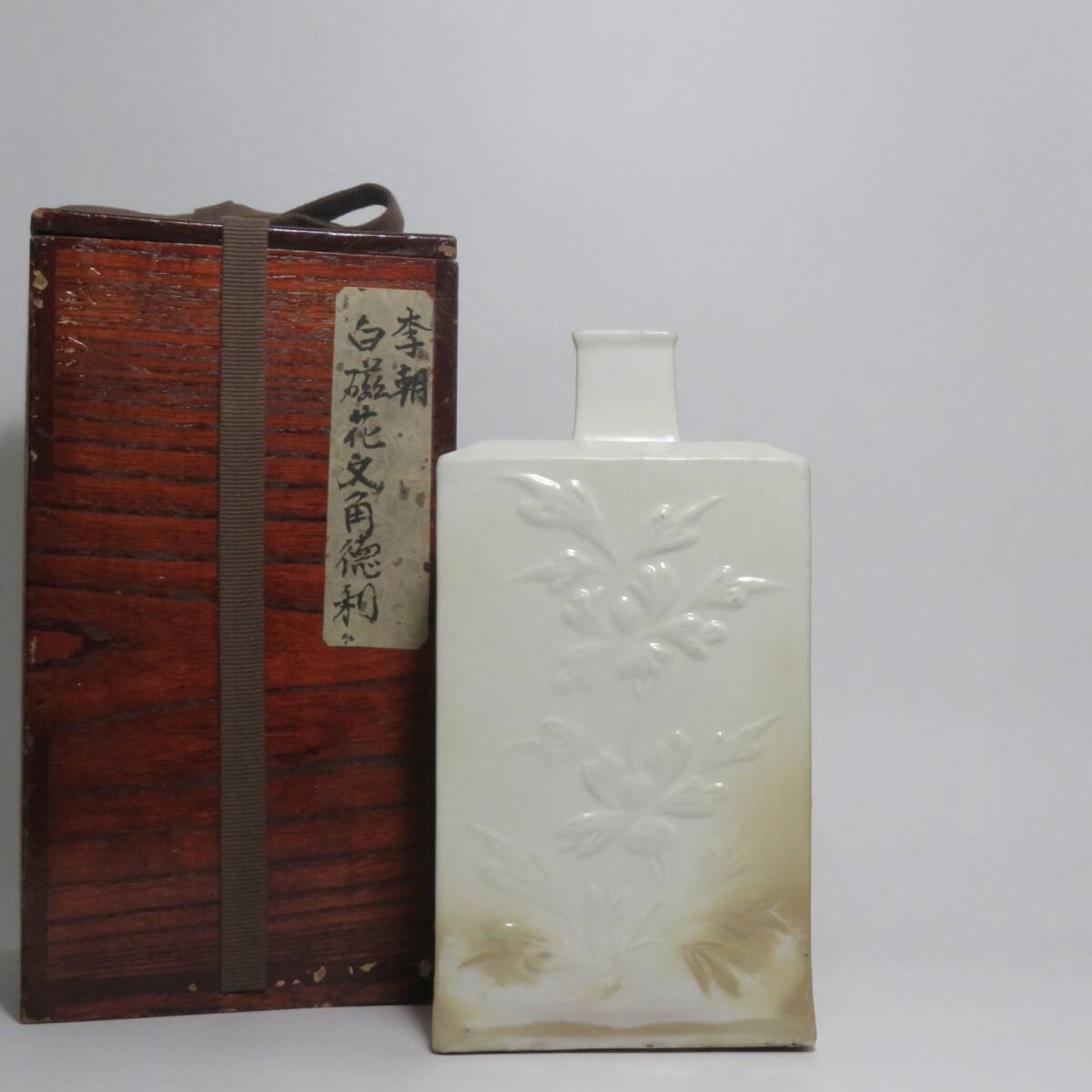 観光美術 李朝 白磁 陽刻 花草紋 秋草 四方徳利 四方花瓶 時代物 観光美術 李朝 白磁 陽刻 花草紋 秋草 四方徳利 四方花瓶 時代物