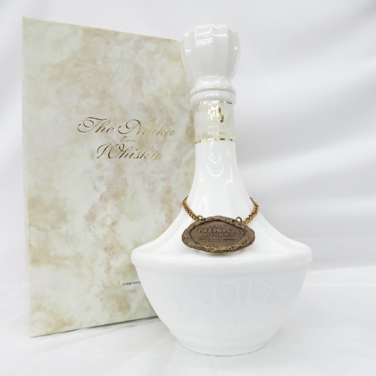 未開栓】NIKKA ザ・ニッカ 鶴 陶器ボトル ウイスキー 700ml 43 未開栓】NIKKA ザ・ニッカ 鶴 陶器ボトル ウイスキー 700ml 43