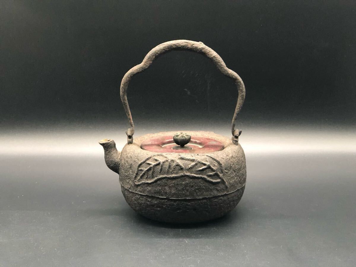 煎茶道具 時代物 古作 鉄瓶 龍文堂造 斑紫銅蓋 釜師 葉紋 850ml 煎茶道具 時代物 古作 鉄瓶 龍文堂造 斑紫銅蓋 釜師 葉紋 850ml