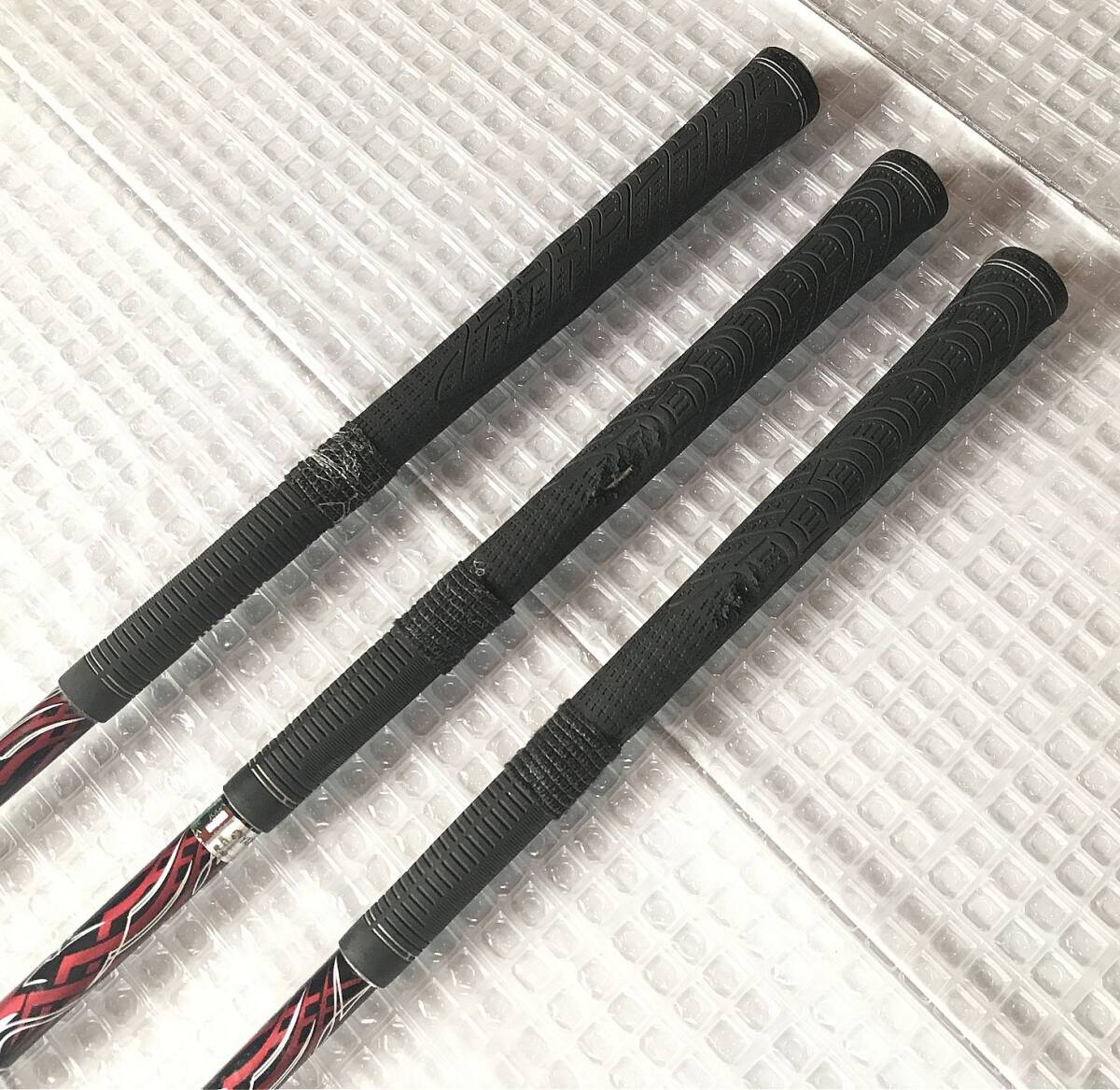 グリップ3本に穴が空いており補強