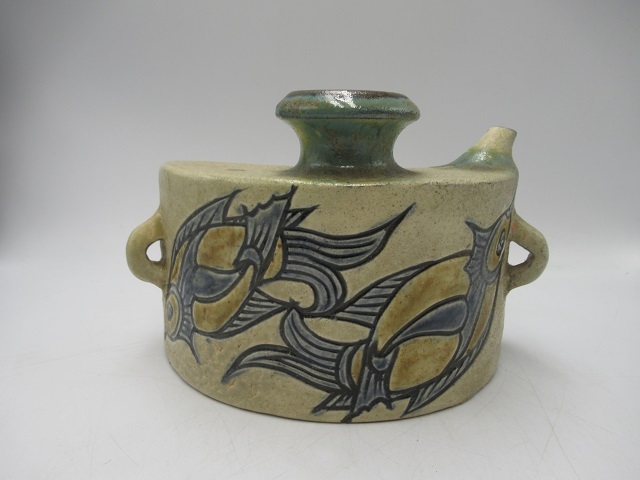 〓117)やちむん 抱瓶 魚紋 酒器 酒瓶 琉球陶器 ξ(壺屋)|売買 〓117)やちむん 抱瓶 魚紋 酒器 酒瓶 琉球陶器 ξ(壺屋)|売買