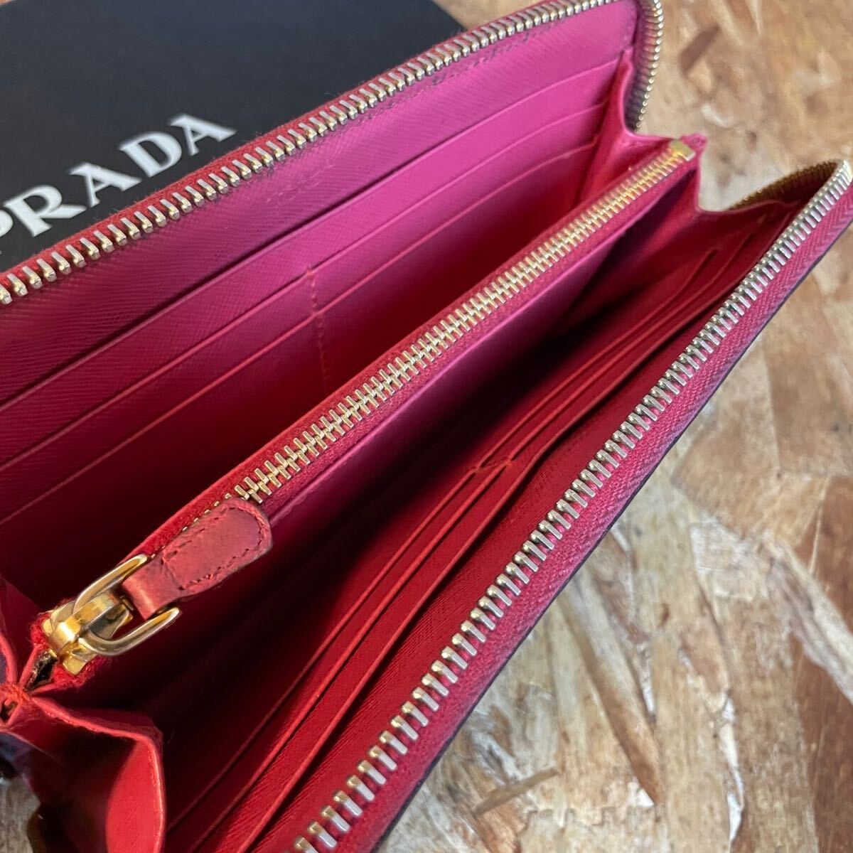1円 美品 PRADA プラダ サフィアーノレザー ラウンドファスナー 1円 美品 PRADA プラダ サフィアーノレザー ラウンドファスナー