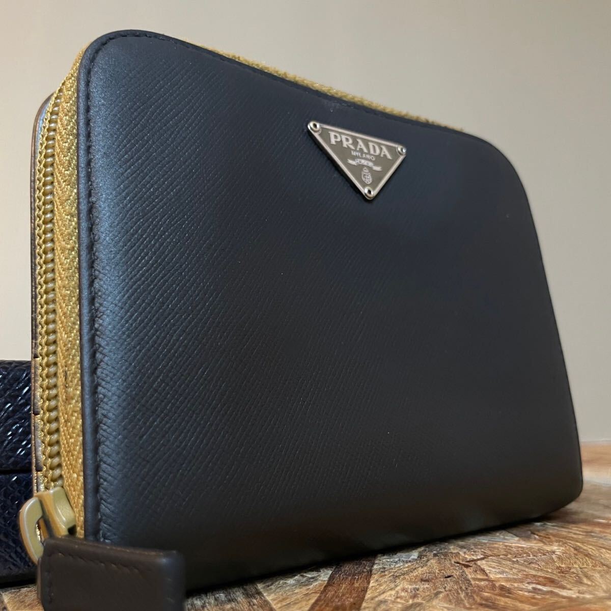 1円 美品 PRADA プラダ サフィアーノレザー ラウンドファスナー 1円 美品 PRADA プラダ サフィアーノレザー ラウンドファスナー