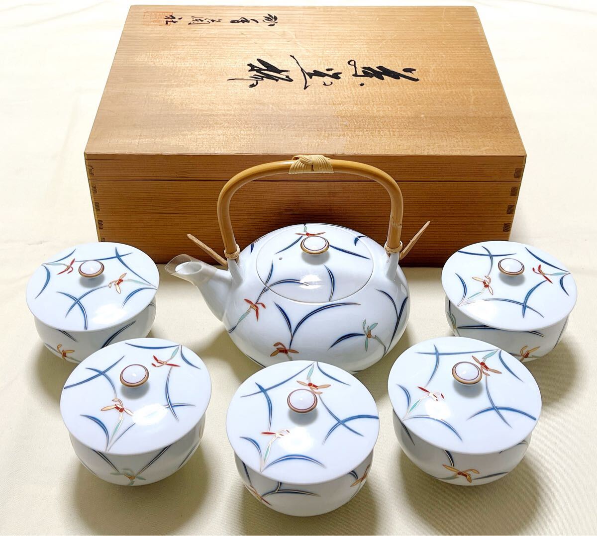 新品 美術有田焼 香蘭社 金彩上品な蘭柄 急須&蓋付き湯呑5個 新品 美術有田焼 香蘭社 金彩上品な蘭柄 急須&蓋付き湯呑5個