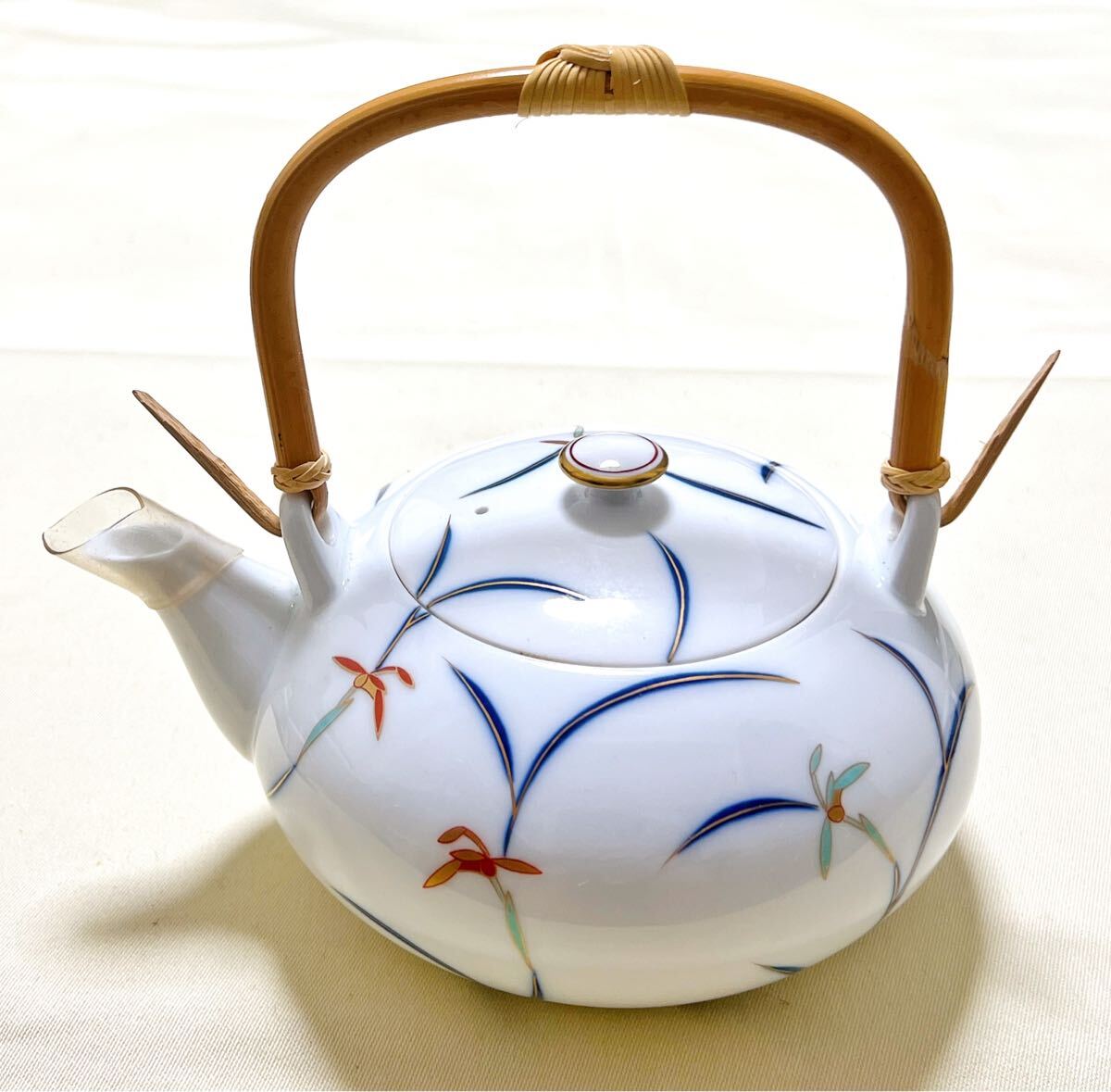 新品 美術有田焼 香蘭社 金彩上品な蘭柄 急須&蓋付き湯呑5個 新品 美術有田焼 香蘭社 金彩上品な蘭柄 急須&蓋付き湯呑5個