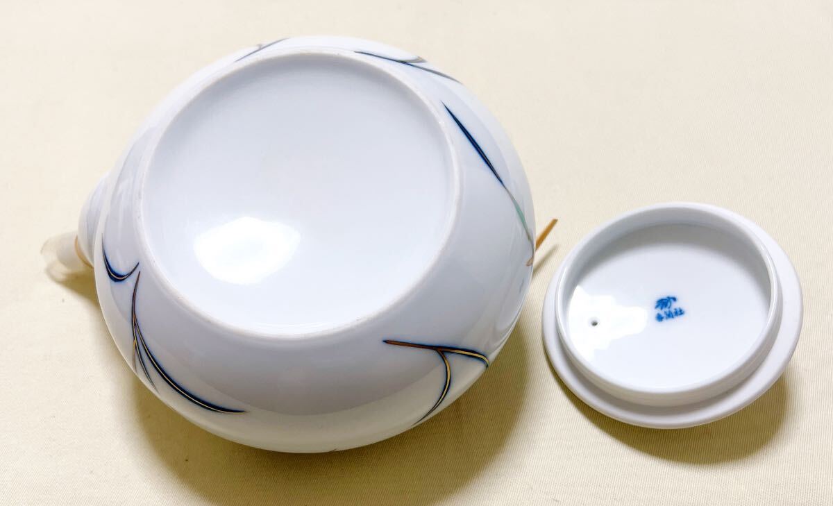 新品 美術有田焼 香蘭社 金彩上品な蘭柄 急須&蓋付き湯呑5個 新品 美術有田焼 香蘭社 金彩上品な蘭柄 急須&蓋付き湯呑5個