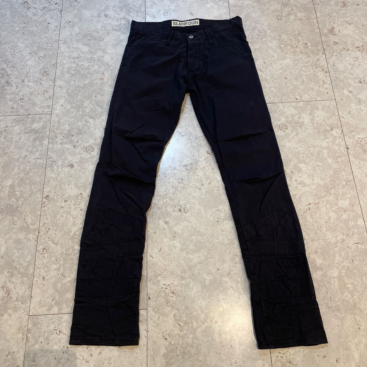 サイズ1 良好 SLOWGUN スローガン 膝立体裁断 デザインブラックパンツ 日本製 パッチワーク ボタンフライ タイト 綿70% ナイロン30%_画像1