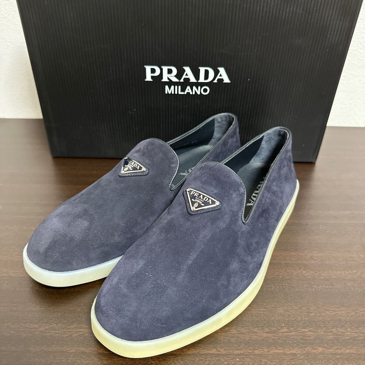 新品】PRADA プラダ トライアングルロゴ スエード レザー 新品】PRADA プラダ トライアングルロゴ スエード レザー