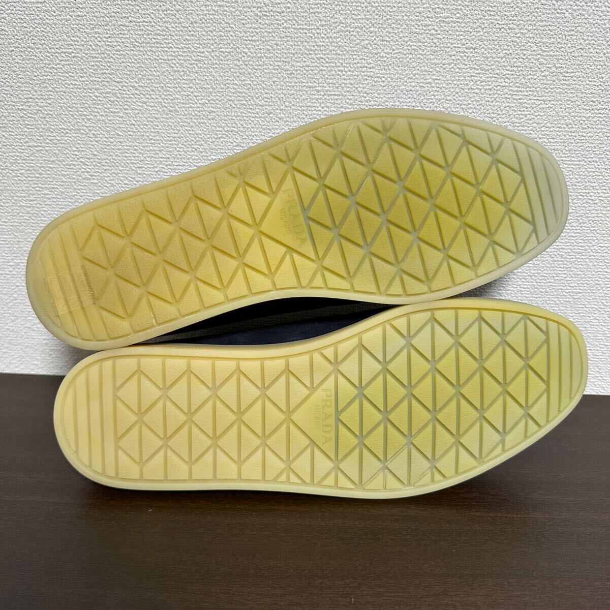 新品】PRADA プラダ トライアングルロゴ スエード レザー 新品】PRADA プラダ トライアングルロゴ スエード レザー
