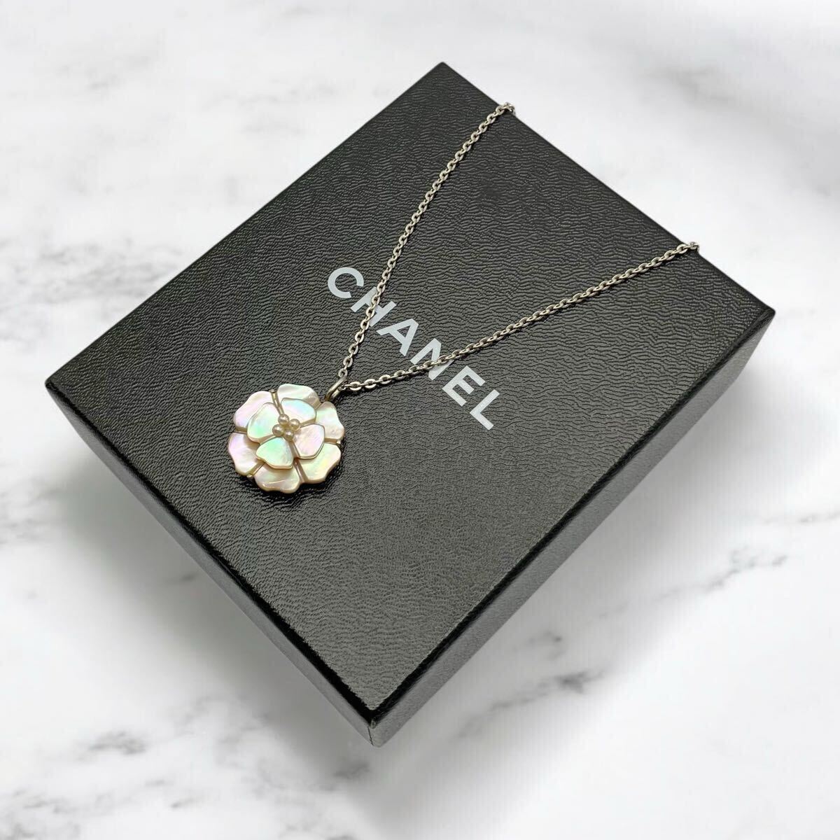 美品】シャネル CHANEL 98A カメリア シェル ネックレス 美品】シャネル CHANEL 98A カメリア シェル ネックレス