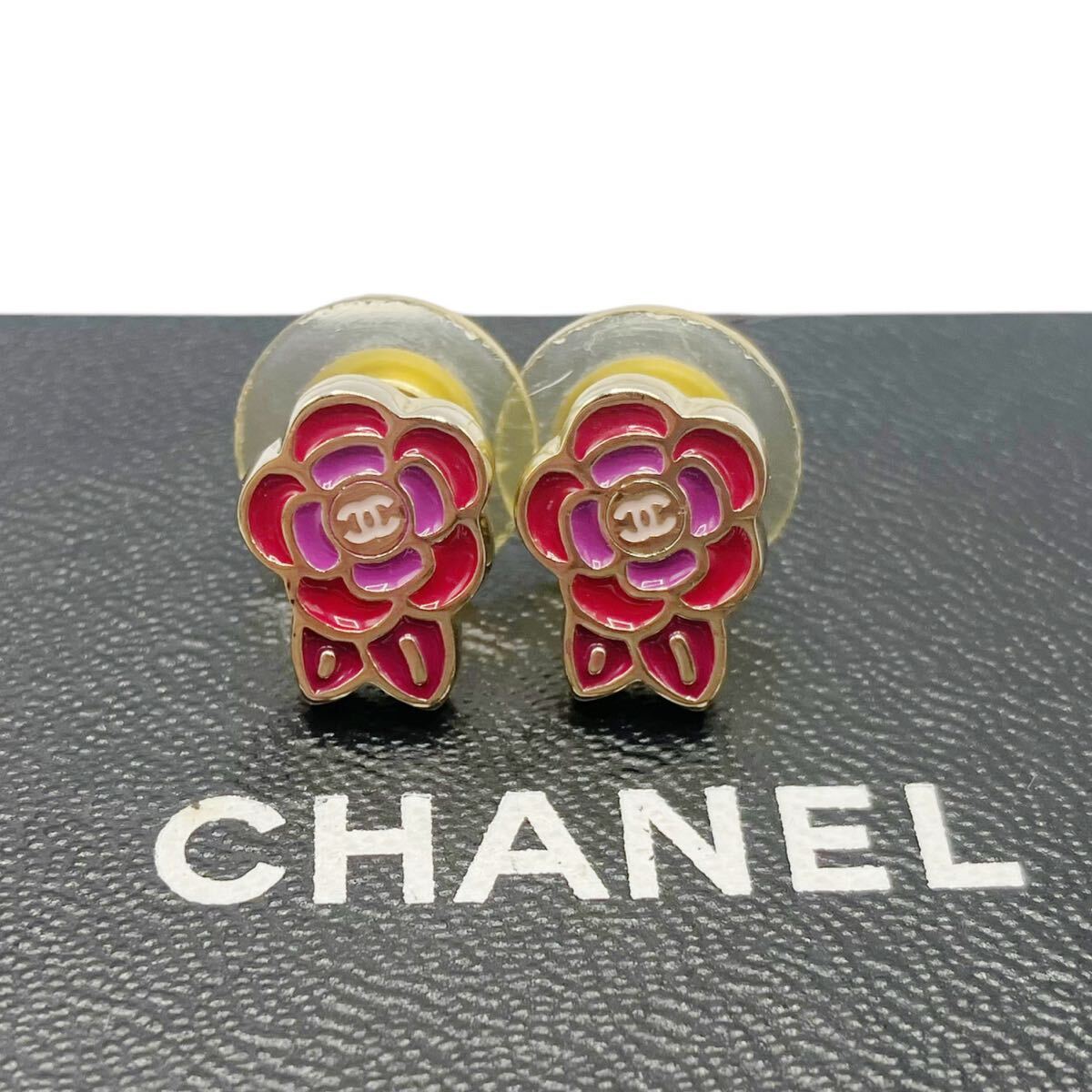 美品】シャネル CHANEL カメリア ココマーク ロゴ 05P ピアス 花 美品】シャネル CHANEL カメリア ココマーク ロゴ 05P ピアス 花