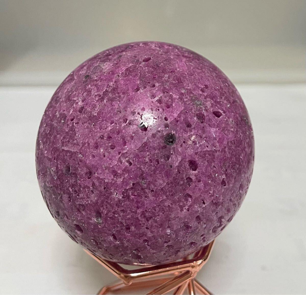 ルビー 天然石スフィア 002 パワーストーン 風水晶 魔除 お守 幸運 ラッキー 丸玉 置物インテリア 直径約6cm_画像2