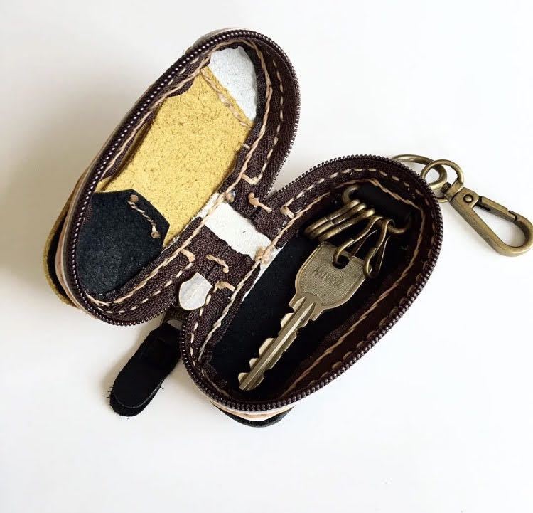 ★送料無料★新品　本革キーケース　ハンドメイド　レザーキーケース バッグチャーム　鍵入れ スマートキーケース　シューズ型　イエロー