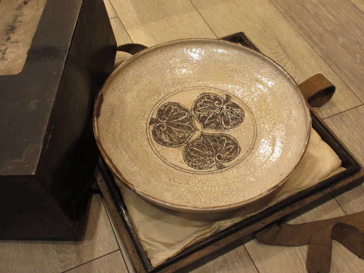 古瀬戸 志野焼 葵紋台皿 献上品 尾張徳川家 江戸 検) 瀬戸黒 黒 古瀬戸 志野焼 葵紋台皿 献上品 尾張徳川家 江戸 検) 瀬戸黒 黒