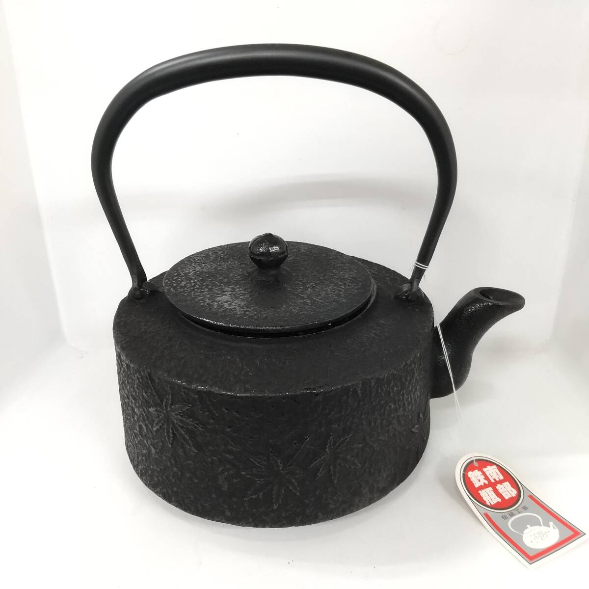 ◎未使用/保管品◎南部鉄器 鍋元造 鉄瓶 角万代屋 紅葉文 岩肌地 ◎未使用/保管品◎南部鉄器 鍋元造 鉄瓶 角万代屋 紅葉文 岩肌地