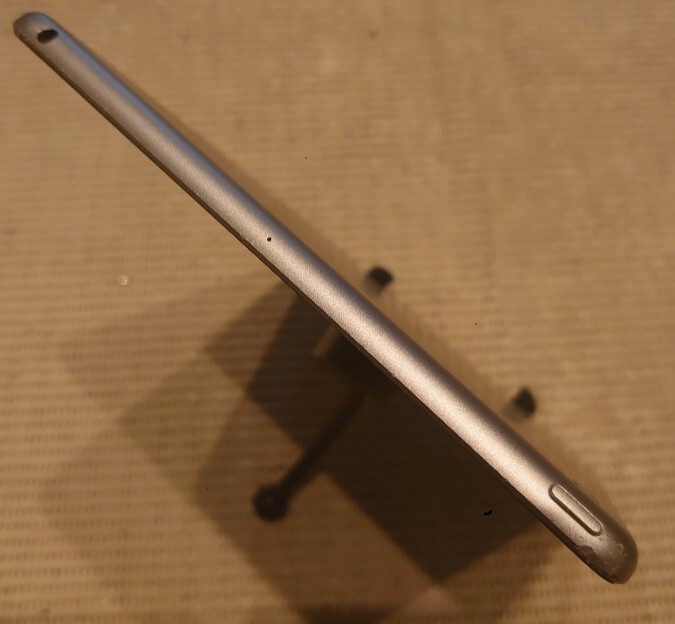 驚きの価格が実現! 完動品液晶無傷iPad第6世代(A1893)本体128GBグレイ1円スタート iPad本体