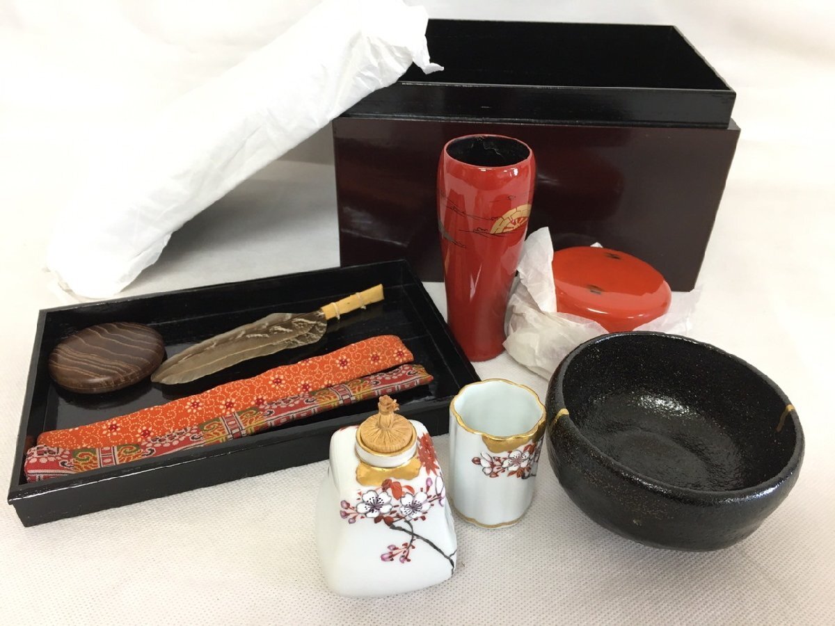 D-2160】茶箱 利休型茶箱 松楽/黒茶碗 平安春峰/振出 茶巾筒 棗 D-2160】茶箱 利休型茶箱 松楽/黒茶碗 平安春峰/振出 茶巾筒 棗