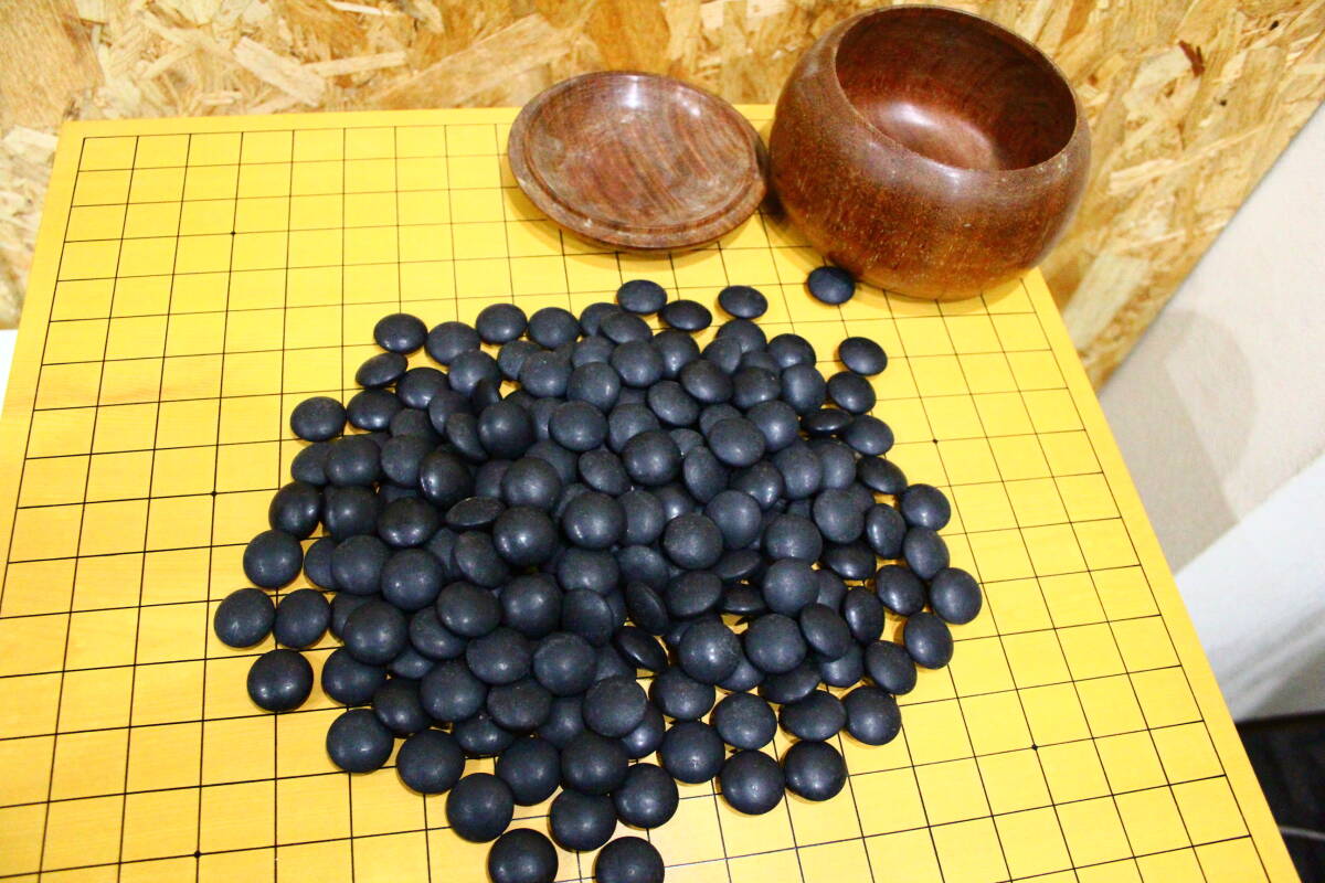 TJ04044 碁石+碁盤 碁盤厚さ15.5cm 碁石厚さ10mm 黒183個 TJ04044 碁石+碁盤 碁盤厚さ15.5cm 碁石厚さ10mm 黒183個