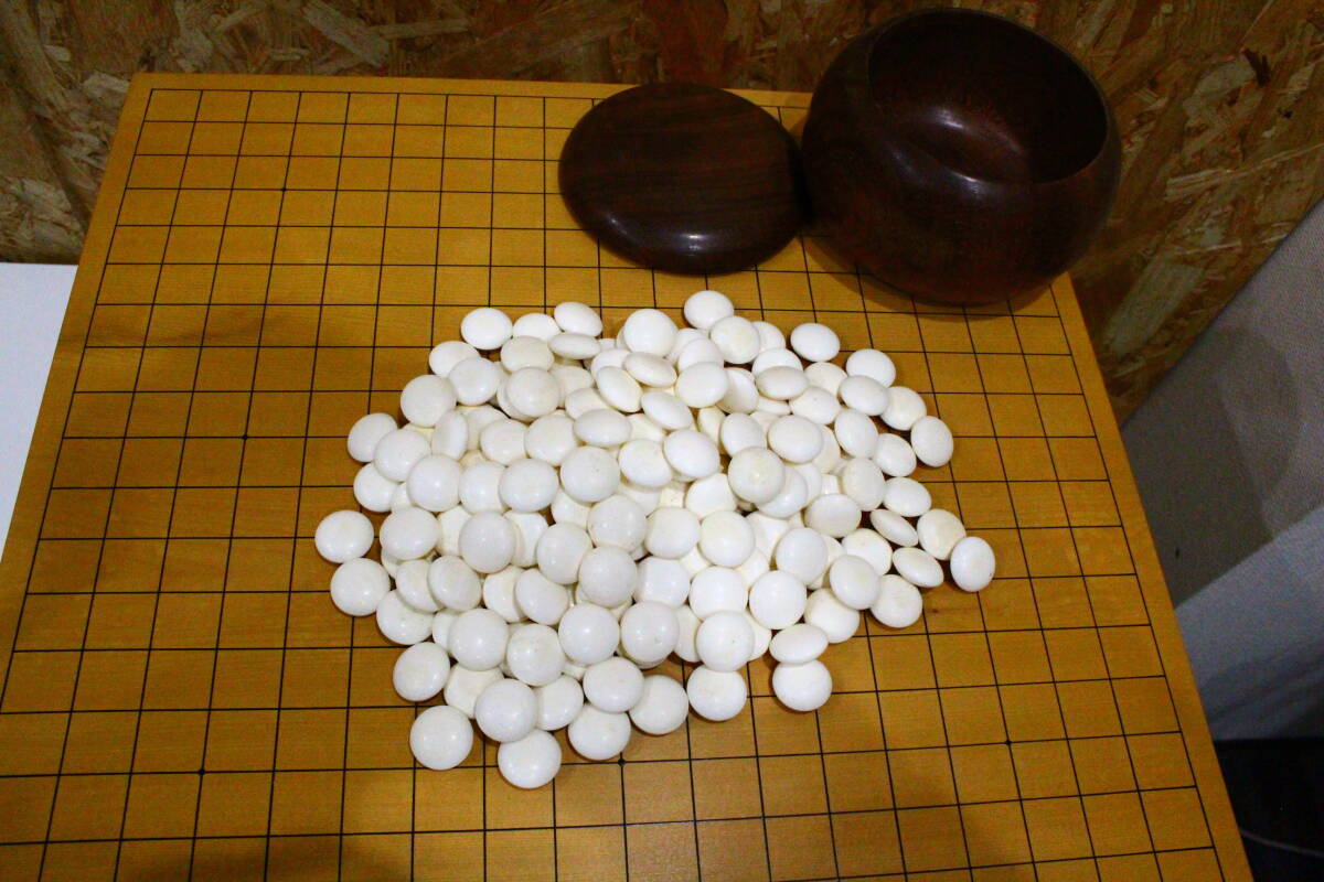 TJ04044 碁石+碁盤 碁盤厚さ15.5cm 碁石厚さ10mm 黒183個 TJ04044 碁石+碁盤 碁盤厚さ15.5cm 碁石厚さ10mm 黒183個