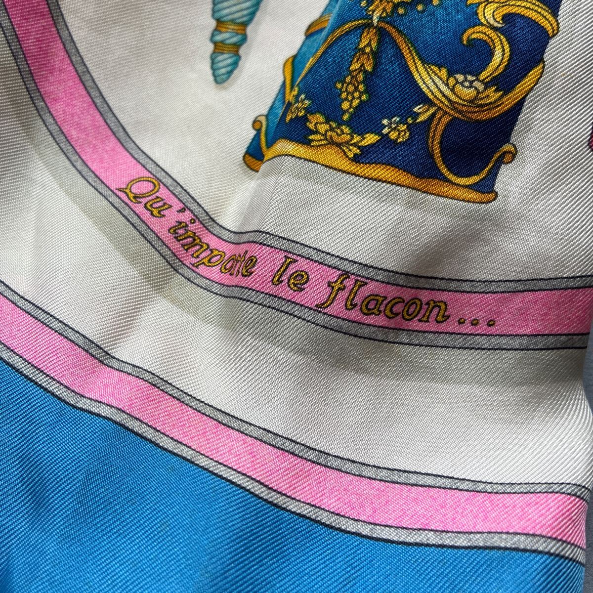 HERMES エルメス スカーフ カレ90 香水瓶 Qu'importe le flacon HERMES エルメス スカーフ カレ90 香水瓶 Qu'importe le flacon