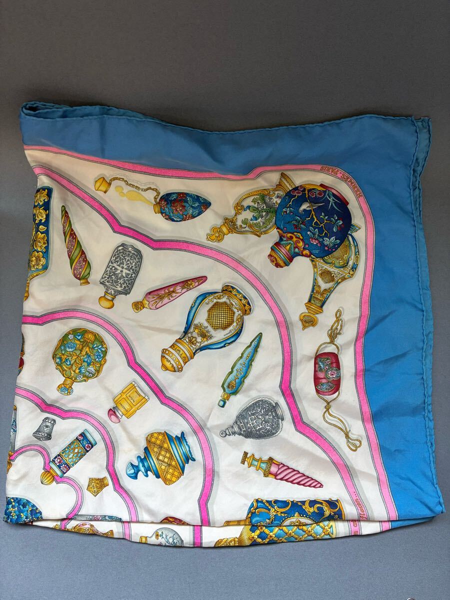 HERMES エルメス スカーフ カレ90 香水瓶 Qu'importe le flacon HERMES エルメス スカーフ カレ90 香水瓶 Qu'importe le flacon