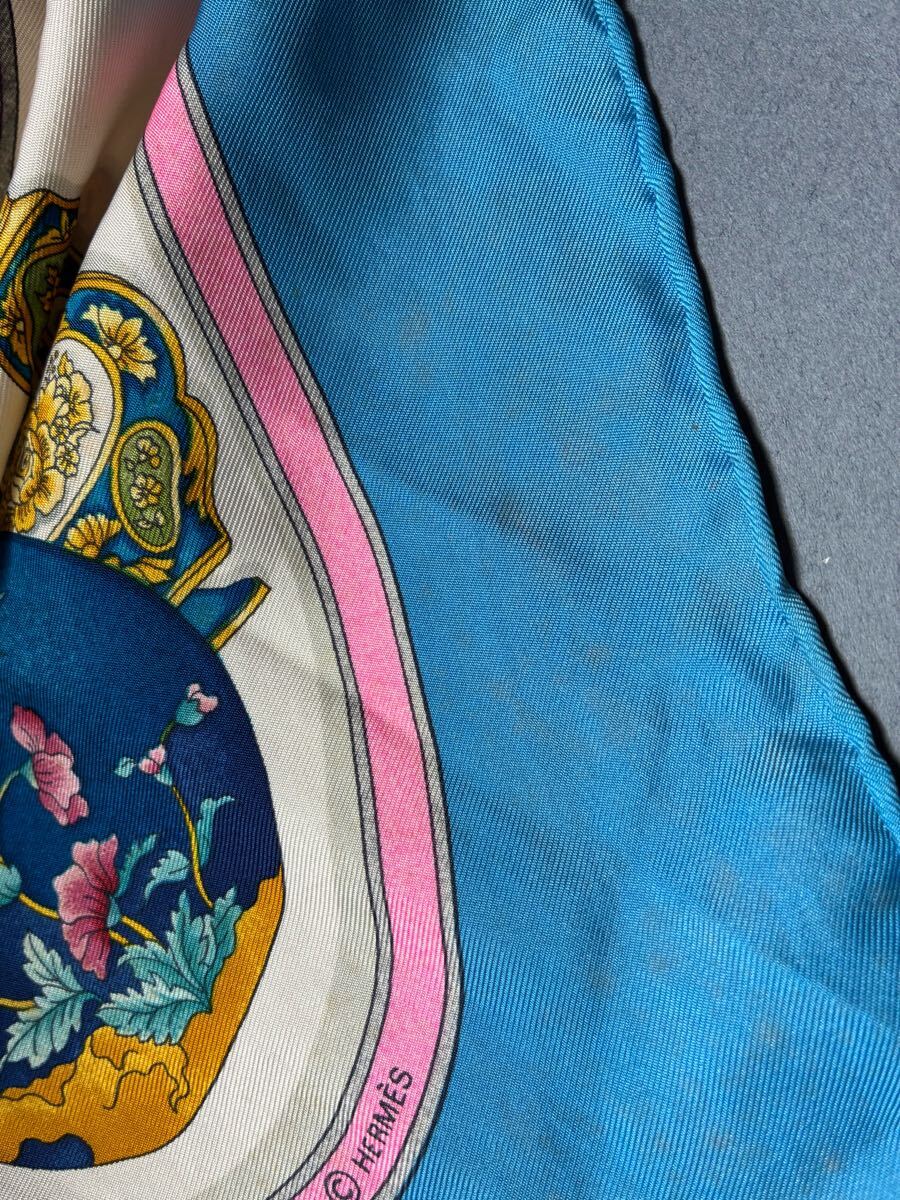 HERMES エルメス スカーフ カレ90 香水瓶 Qu'importe le flacon HERMES エルメス スカーフ カレ90 香水瓶 Qu'importe le flacon