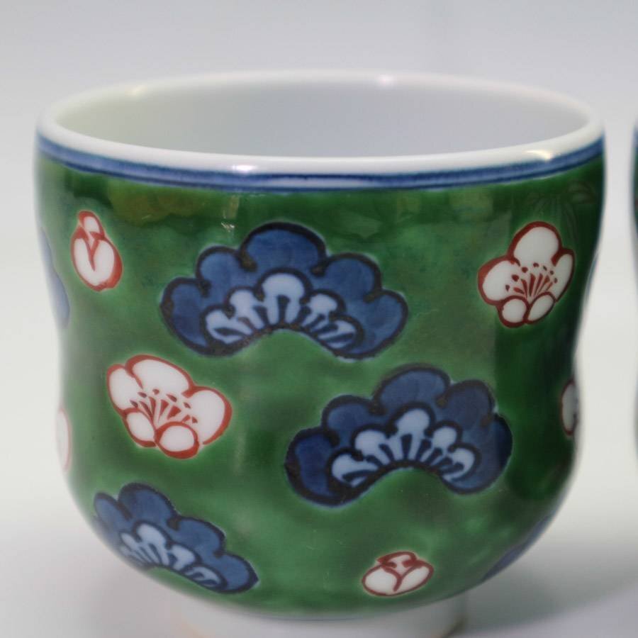 源右衛門窯 緑彩松梅紋染錦 湯呑み茶碗 2客セット ペア 有田焼 源右衛門窯 緑彩松梅紋染錦 湯呑み茶碗 2客セット ペア 有田焼