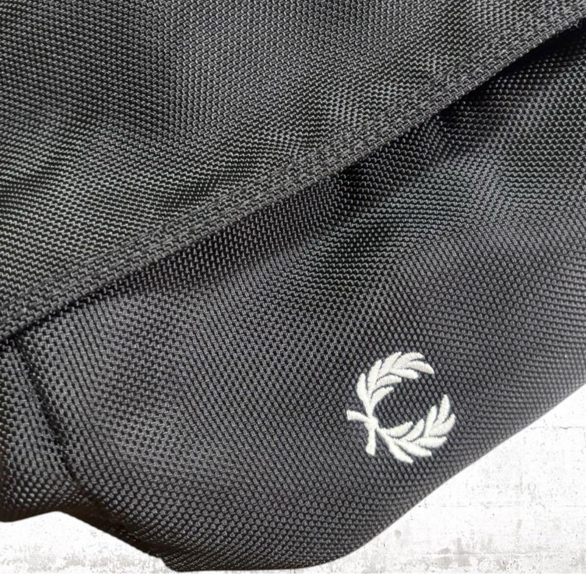 コムデギャルソン フレッドペリー コラボ ショルダー バッグ A4 comme des garcons FREDPERRY 黒色 ブラック メッセンジャー 肩掛け