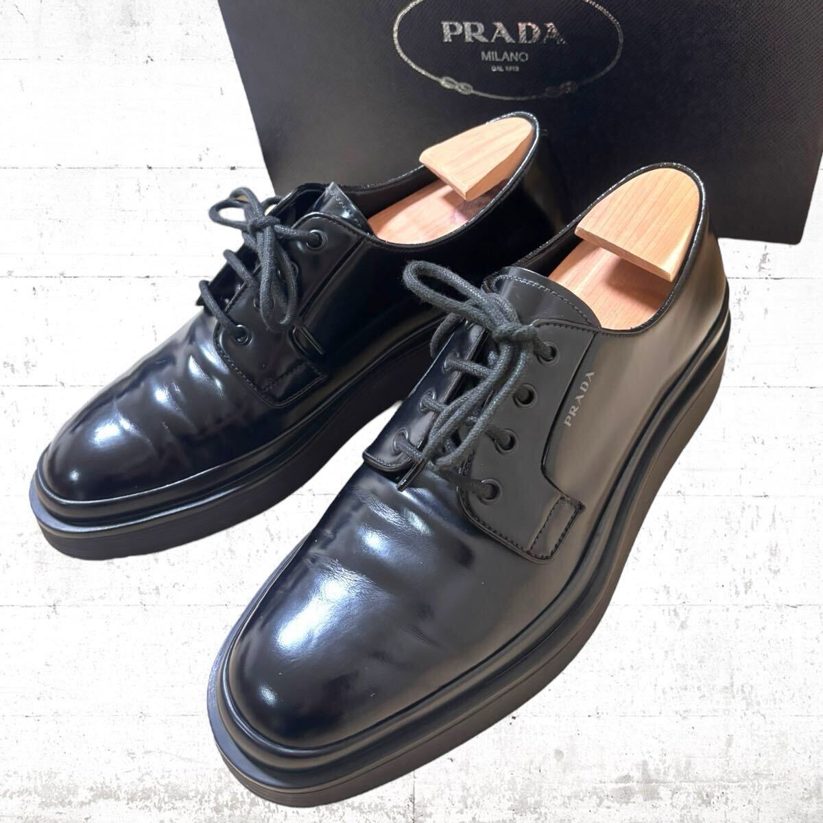 美品 PRADA レザー ダービー シューズ ポストマン ロゴ入り 約 美品 PRADA レザー ダービー シューズ ポストマン ロゴ入り 約