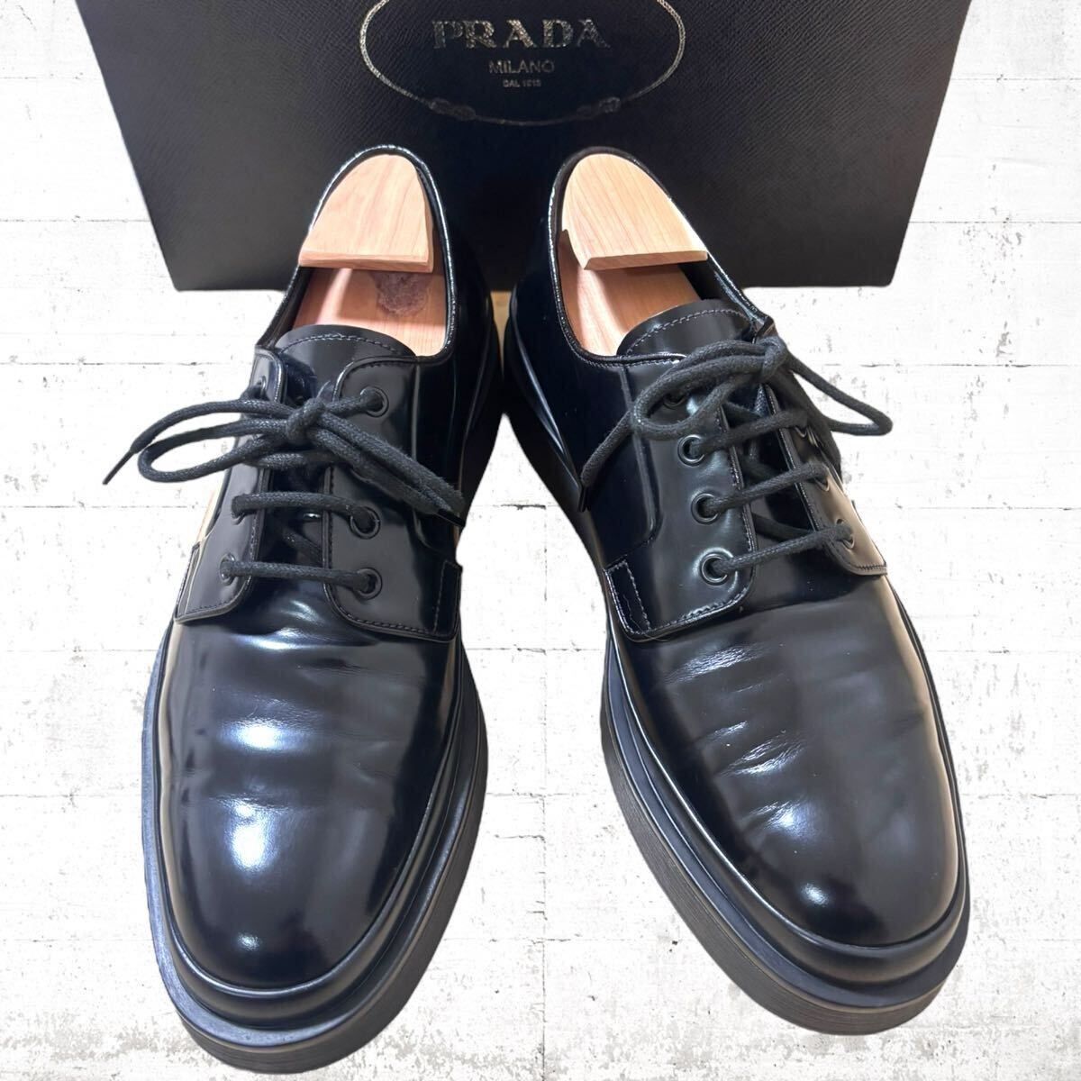 美品 PRADA レザー ダービー シューズ ポストマン ロゴ入り 約 美品 PRADA レザー ダービー シューズ ポストマン ロゴ入り 約