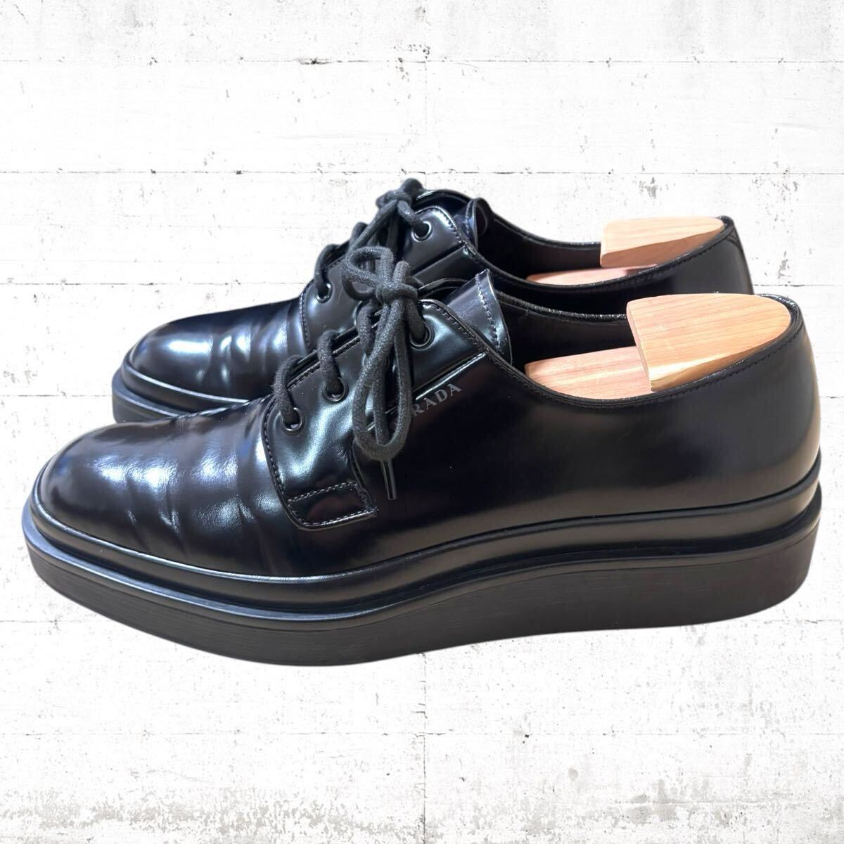 美品 PRADA レザー ダービー シューズ ポストマン ロゴ入り 約 美品 PRADA レザー ダービー シューズ ポストマン ロゴ入り 約