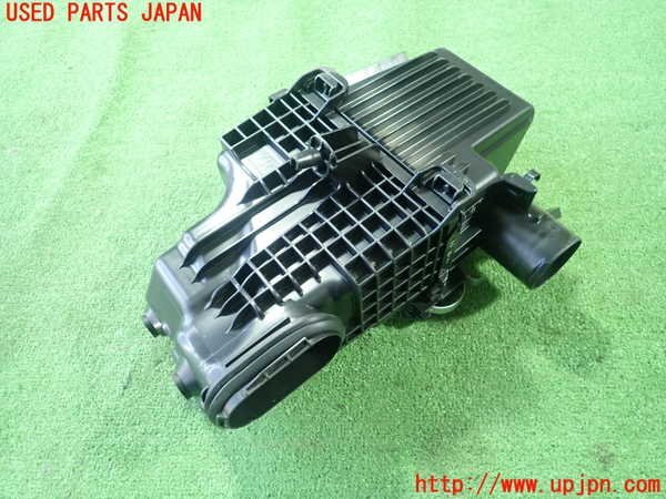 1UPJ-25852560]カローラ ツーリング ハイブリッド(ZWE219W)エアクリーナーボックス 中古