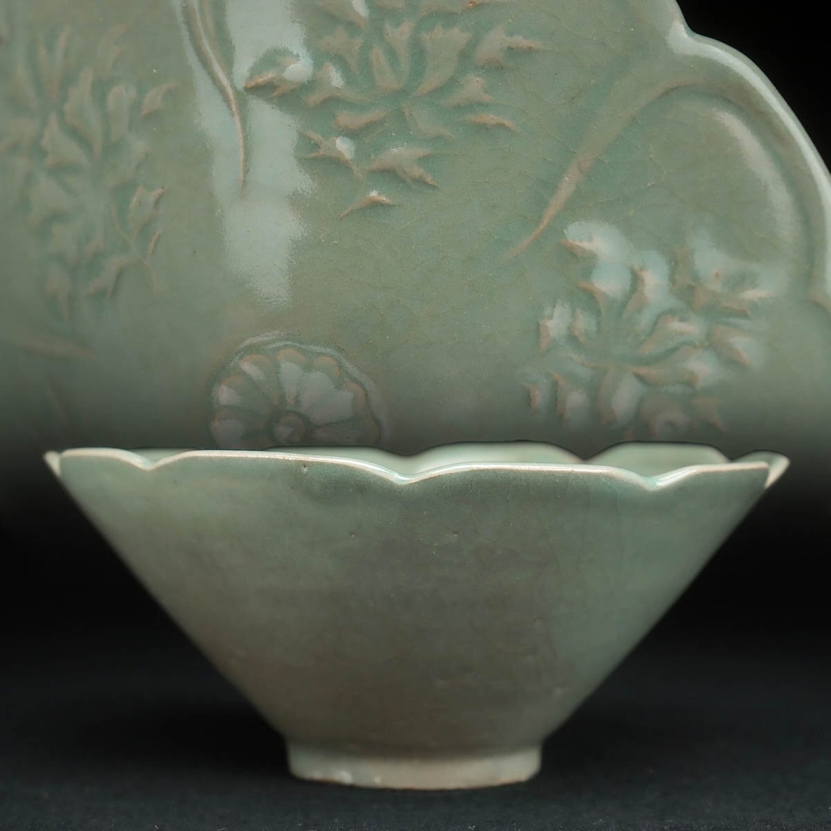ZM669 朝鮮古美術 高麗青磁陽刻草花文輪花鉢 径14cm 木箱附 ZM669 朝鮮古美術 高麗青磁陽刻草花文輪花鉢 径14cm 木箱附