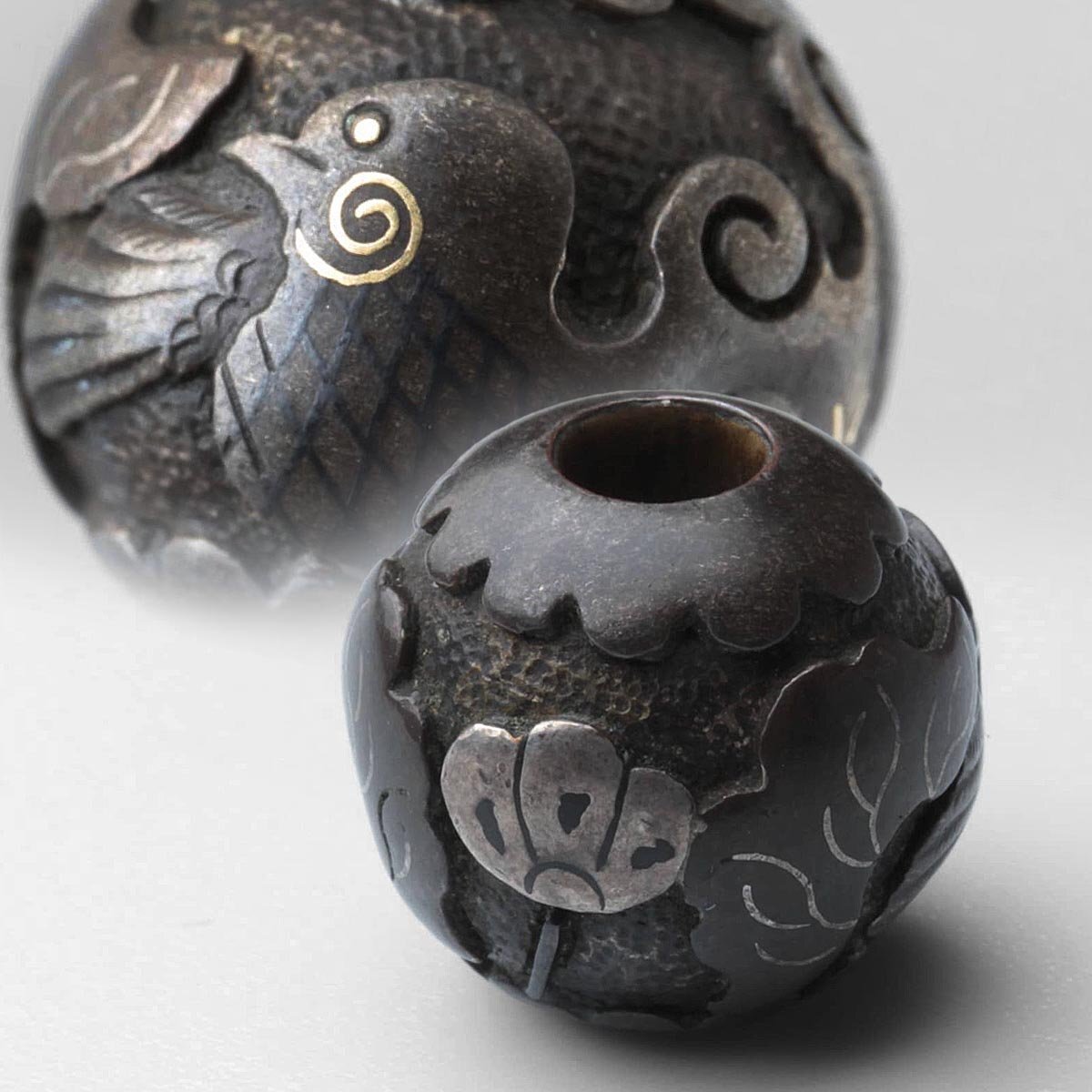 ES840 明治金工 銅地 金銀象嵌 彫文 花鳥図 緒締 径1.2cm・金銀 ES840 明治金工 銅地 金銀象嵌 彫文 花鳥図 緒締 径1.2cm・金銀
