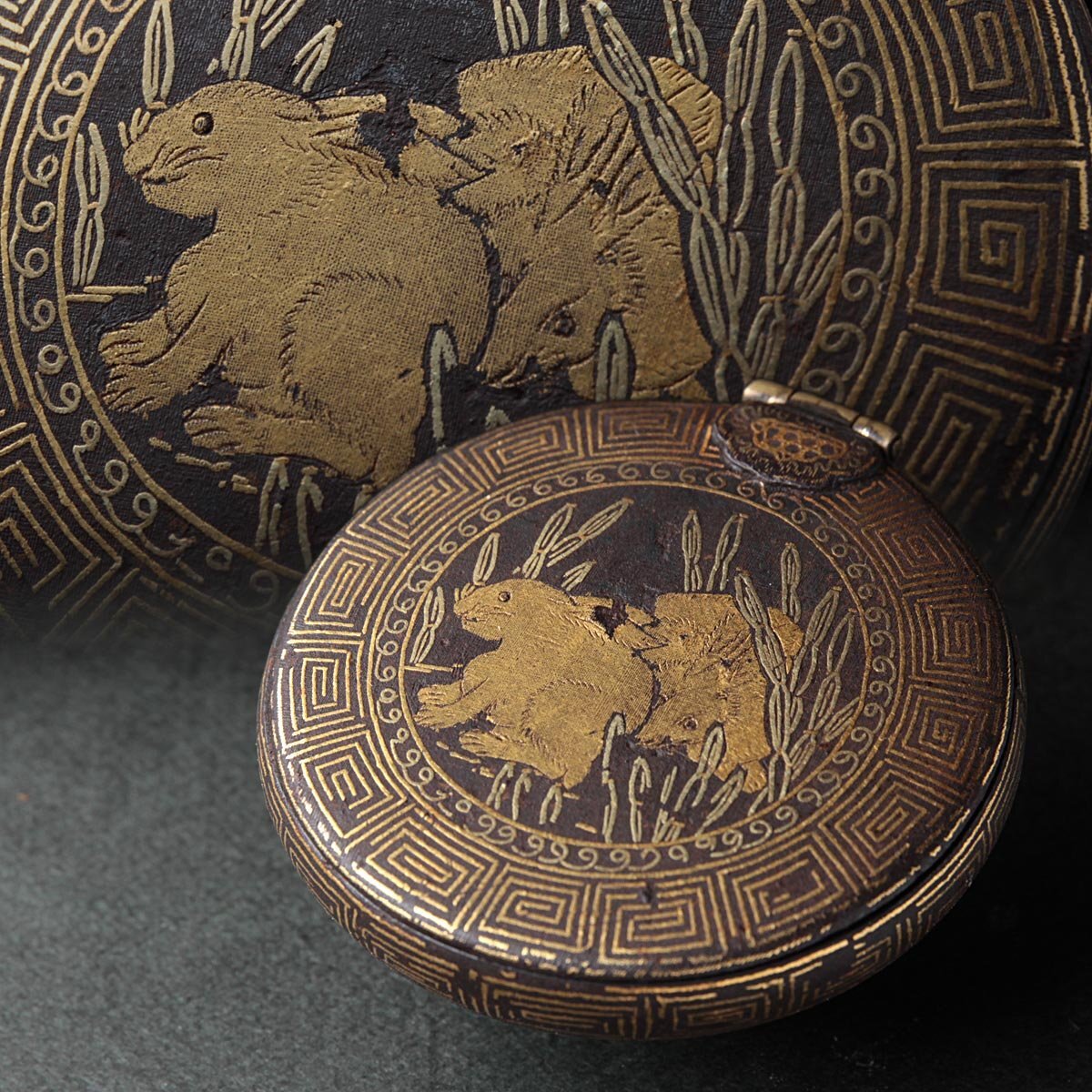 EZ699 明治金工 鉄地金嵌 兎図 饅頭根付 径4.1cm 重18g 木箱附 EZ699 明治金工 鉄地金嵌 兎図 饅頭根付 径4.1cm 重18g 木箱附