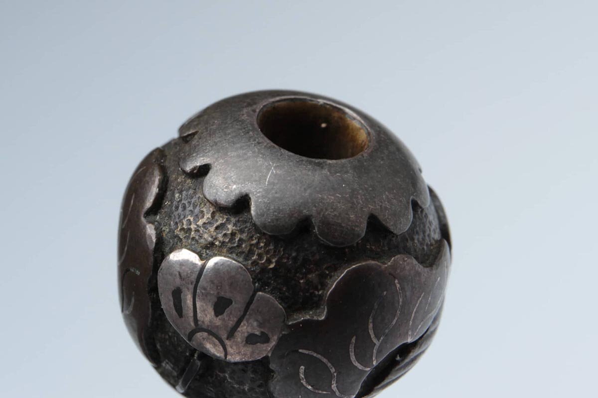 ES840 明治金工 銅地 金銀象嵌 彫文 花鳥図 緒締 径1.2cm・金銀 ES840 明治金工 銅地 金銀象嵌 彫文 花鳥図 緒締 径1.2cm・金銀